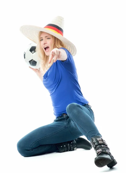 ファンの帽子とサッカーのブロンドのサッカーファン — ストック写真