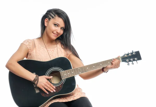 Menina Cabelos Pretos Com Guitarra — Fotografia de Stock