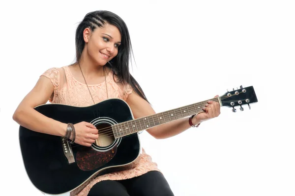 Menina Cabelos Pretos Com Guitarra — Fotografia de Stock
