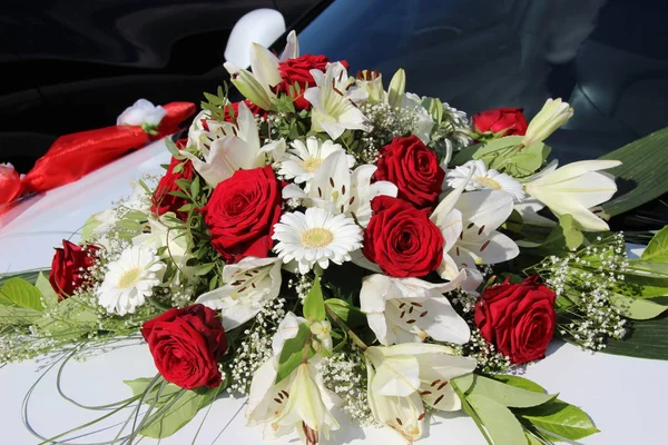 Květinové Aranžmá Svatební Auto — Stock fotografie
