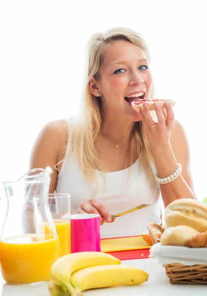 ブロンドの女性が朝食のテーブルで — ストック写真