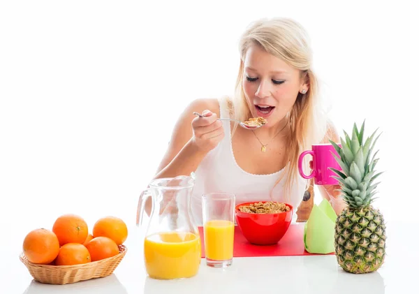 Loira Mulher Spooning Cornflakes — Fotografia de Stock