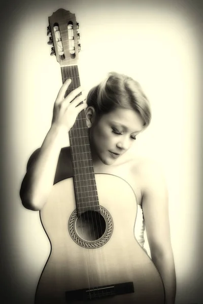 白い背景をしたギターを持つ少女 — ストック写真