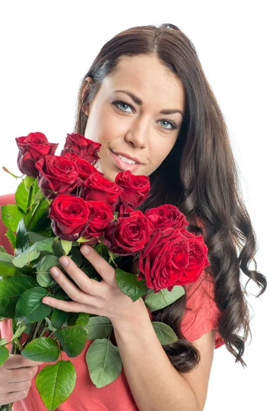 バラの花束を持つ若い女性 — ストック写真