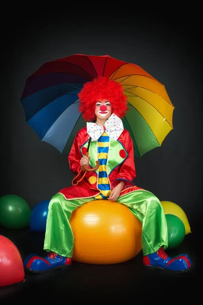 Wartender Clown Auf Ballsitz — Stockfoto