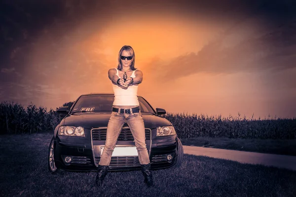 Молода Жінка Револьвером Перед Автомобілем — стокове фото