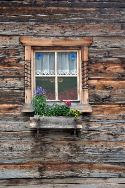 Окно Дома Альпах — стоковое фото