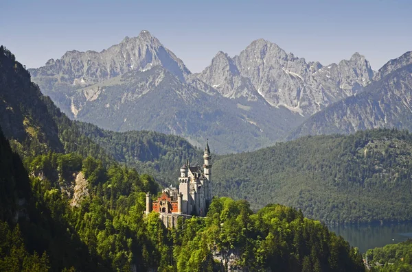 Κάστρο Neuschwanstein Μπροστά Από Tyrolean Βουνά — Φωτογραφία Αρχείου