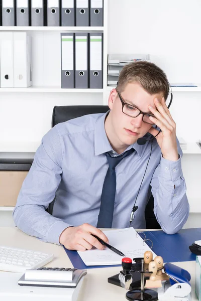 Junger Nachdenklicher Geschäftsmann Mit Headset Und Brille Schreibtisch Büro Hintergrund — Stockfoto