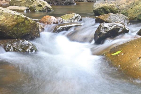 Bela Cachoeira Fundo Natureza — Fotografia de Stock