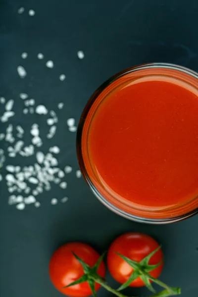 トマトジュースと塩入りフレッシュトマト — ストック写真