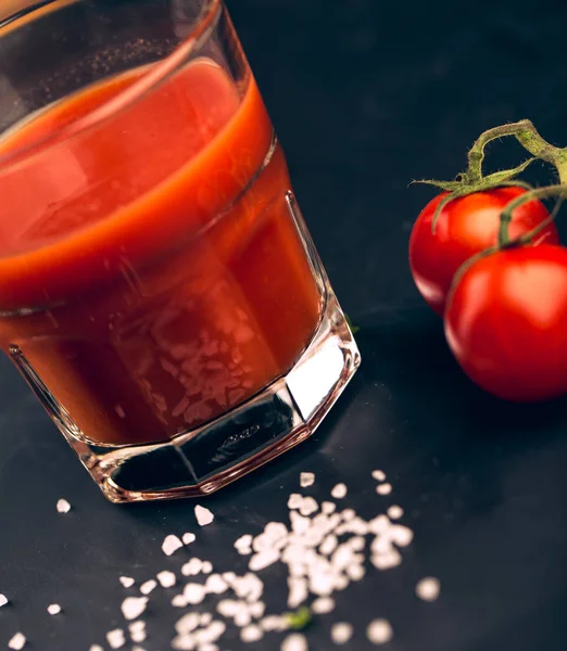 Tomatensaft Und Frische Tomaten Mit Salz — Stockfoto
