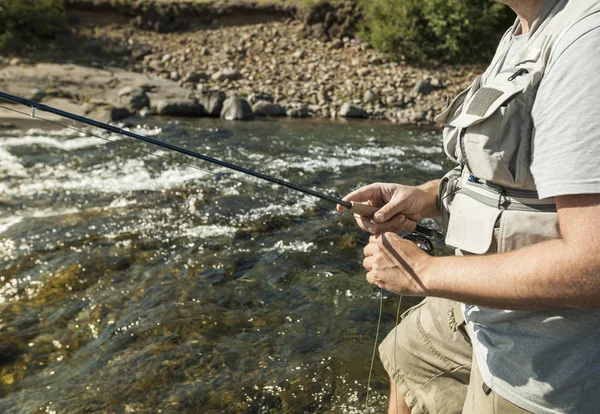 Man Vissen Zalm Een Prachtige Omgeving — Stockfoto