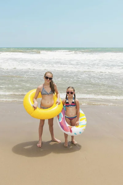 Dos Chicas Divirtiéndose Una Hermosa Playa Verano — Foto de Stock