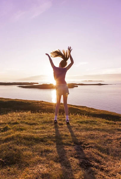 Νεαρό Κορίτσι Απολαμβάνει Ζωή Ένα Όμορφο Ηλιοβασίλεμα — Φωτογραφία Αρχείου
