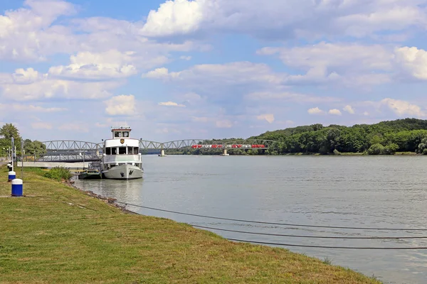 Förtöjning Krems Danube — Stockfoto