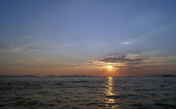 Pôr Sol Atmosférico Sobre Mar — Fotografia de Stock