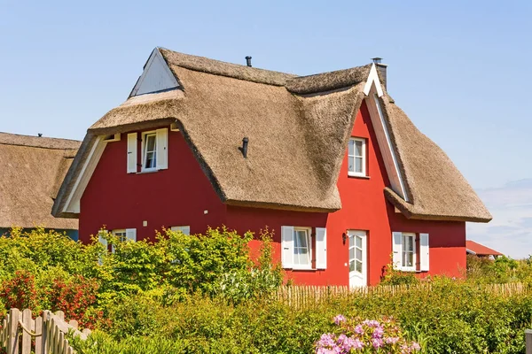 Rött Halmtak Semesterhus Med Trädgård — Stockfoto