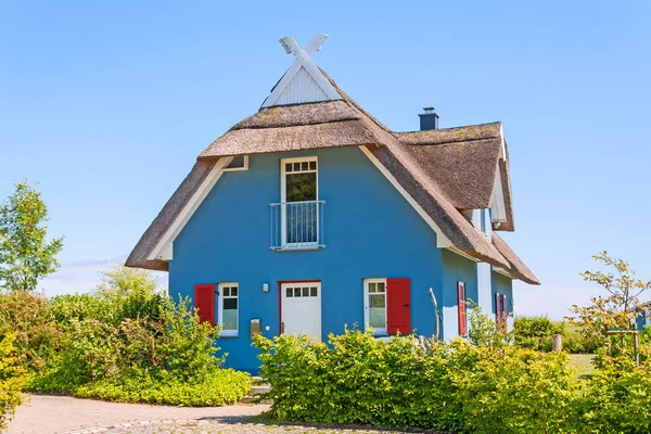 Blaues Reetdachhaus Mit Garten — Stockfoto