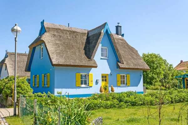 Casa Techo Paja Azul Claro Con Jardín — Foto de Stock