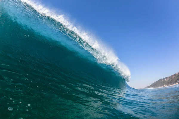 Ocean Sea Wave Verticaal Crashen Holle Buis Water Macht Ondiepe — Stockfoto