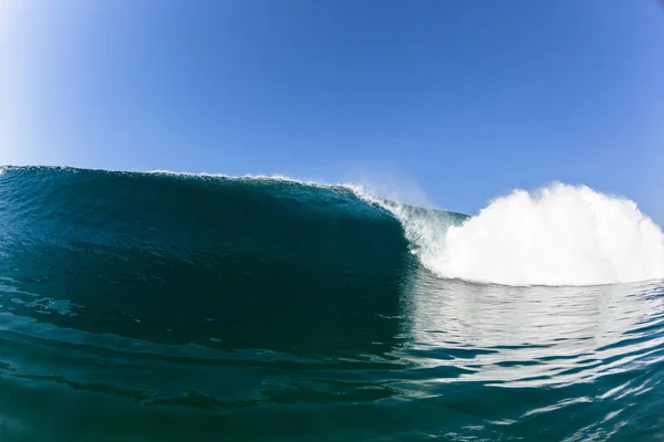 Océano Mar Ola Vertical Estrellarse Tubo Hueco Energía Agua Los — Foto de Stock