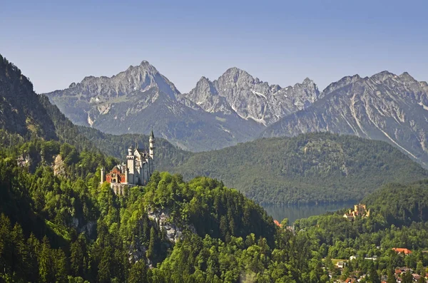 Zamek Neuschwanstein Przed Tyrolskimi Górami — Zdjęcie stockowe