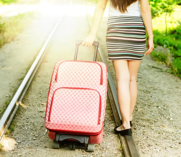 Atractiva Joven Con Una Maleta Caminando Sobre Raíles — Foto de Stock