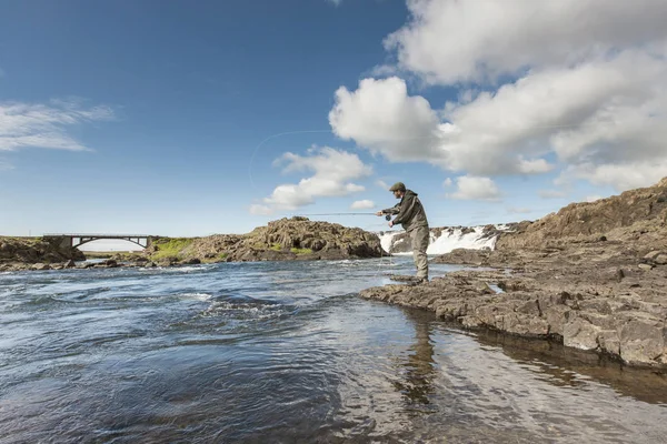 Man Fishing Salmon Beautiful Surrounding — Stock Photo, Image