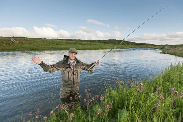 Homme Pêche Saumon Dans Cadre Magnifique — Photo