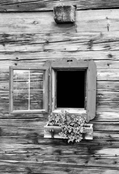 Деревянные Окна Старый Дом — стоковое фото