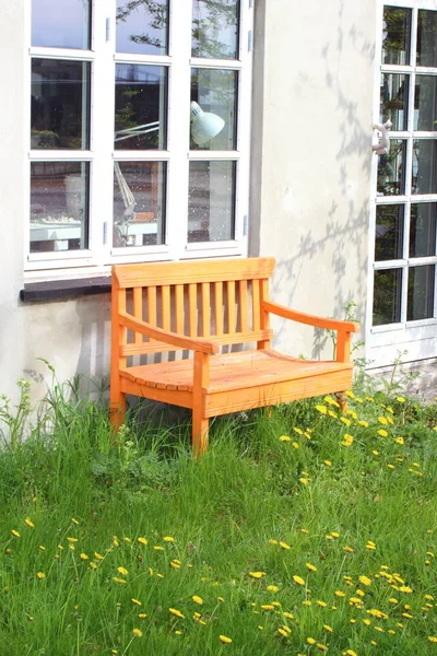 Orange Bench Grass Window Lamp Background — Stock Photo, Image