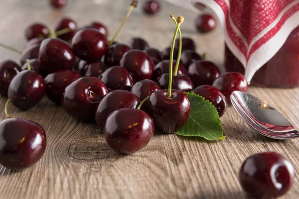 Cerises Rouges Fraîches Sur Fond Gros Plan — Photo