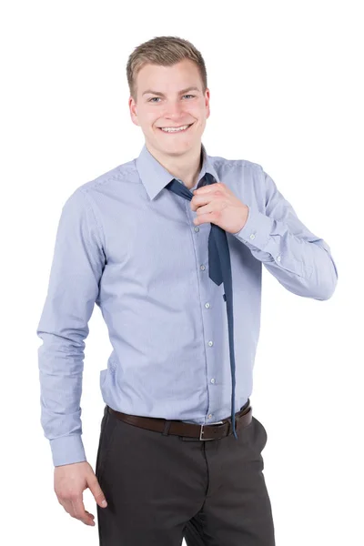 Foto Tiempo Completo Joven Sonriente Hombre Que Abre Corbata Hombre — Foto de Stock