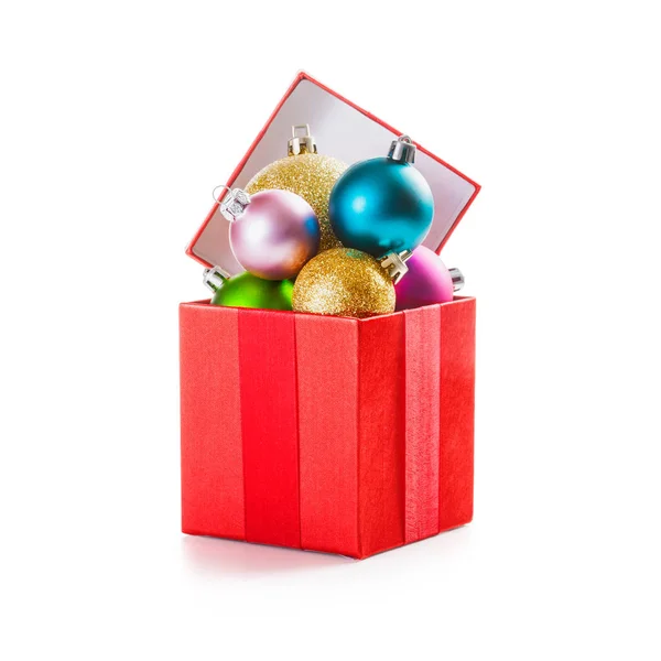 Червона Подарункова Коробка Різдвяними Кульками Білому Фоні Відсікаючий Контур Включений — стокове фото