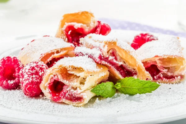 Blätterteig Mit Himbeeren Und Frischer Minze — Stockfoto