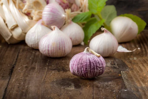 Ajo Sobre Fondo Madera — Foto de Stock