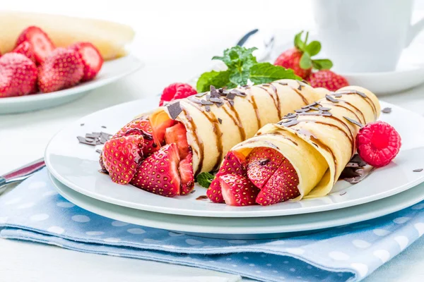 Tortitas Con Fresas Frescas Menta — Foto de Stock