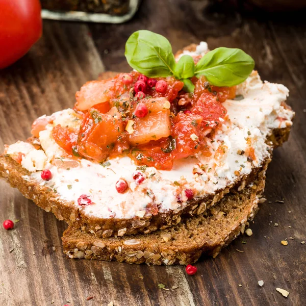 Ziegenkäse Auf Brot Mit Basilikum Und Tomaten — Stockfoto
