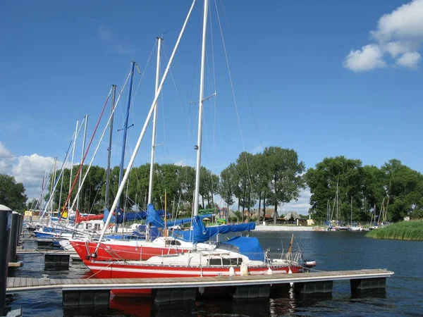 Marina Ein Speziell Gestalteter Hafen Mit Liegeplätzen Für Sportboote Und — Stockfoto