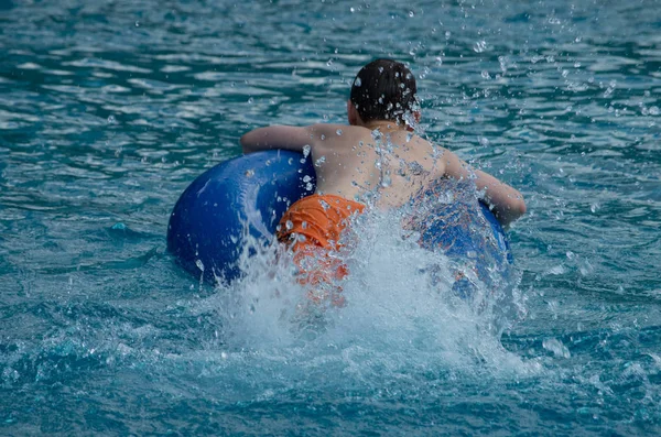 Jeune Femme Dans Piscine — Photo