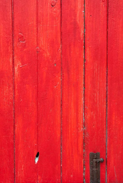用旧锁漆成红色的手工木门 — 图库照片