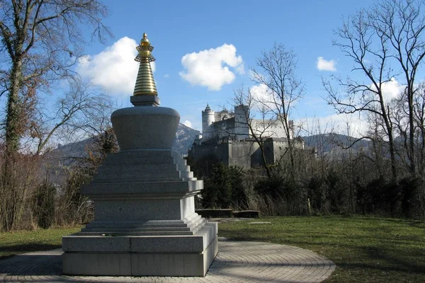 Det Salzburg Buddhistisk Stupa Och Fästning — Stockfoto