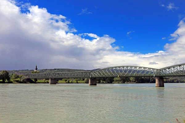 Danube Most Mezi Fialovým Krémovým — Stock fotografie