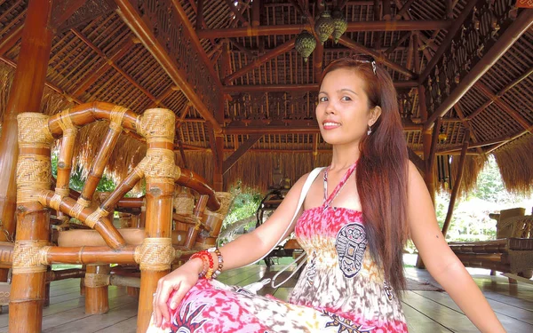Filipina Voor Een Inheemse Hut — Stockfoto