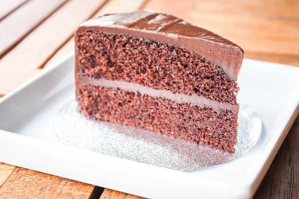 Шоколадный Пирог Белом Блюде — стоковое фото
