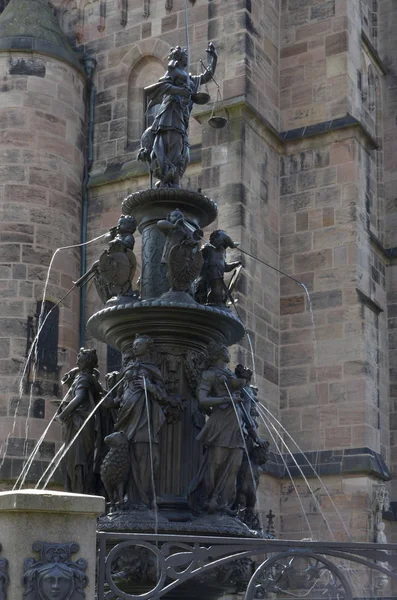 Tugendbrunnen Antes Igreja Lorenz Nuremberg — Fotografia de Stock