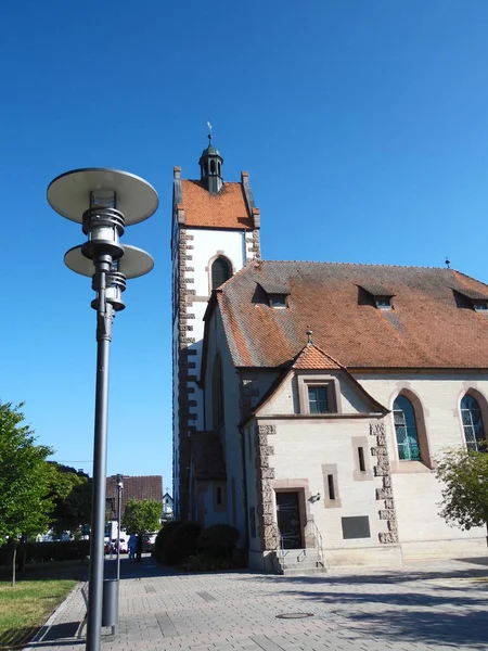 教堂前的灯笼 — 图库照片