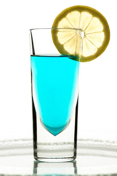 Glas Met Turquoise Drank Citroen Achtergrondverlichting — Stockfoto