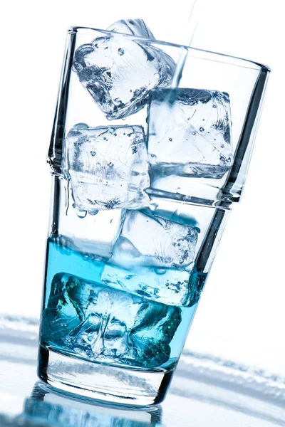 Gelas Dengan Batu Dan Minuman Blauerm Dalam Potret — Stok Foto